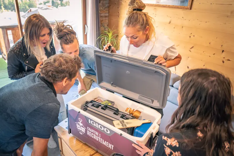 Due persone aprono la ghiacciaia e scoprono il materiale di gioco